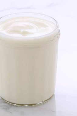 lezzetli, besleyici ve sağlıklı taze yoğurt pot. Vintage İtalyan carrara mermer retro stil üzerinde.