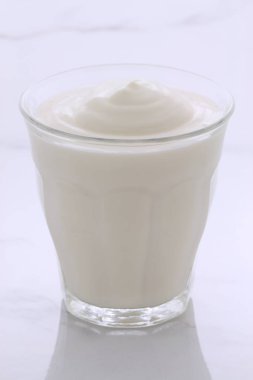 lezzetli, besleyici ve sağlıklı taze yoğurt pot. Vintage İtalyan carrara mermer retro stil üzerinde.