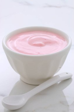 Lezzetli Fransız muhallebi tarzı yoğurt içinde işlemi sırasında karışık meyve ile. Vintage İtalyan carrara mermer retro stil.