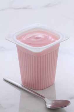 Lezzetli Fransız muhallebi tarzı yoğurt içinde işlemi sırasında karışık meyve ile. Vintage İtalyan carrara mermer retro stil.