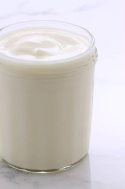 lezzetli, besleyici ve sağlıklı taze yoğurt pot. Vintage İtalyan carrara mermer retro stil üzerinde.