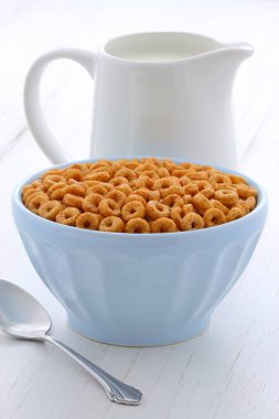 Lezzetli ve besleyici hafifçe tost bal fındık Mısır gevreği vintage stil üzerinde döngüler