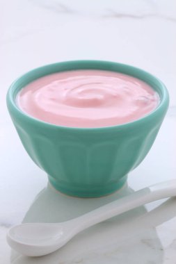 Lezzetli Fransız muhallebi tarzı yoğurt içinde işlemi sırasında karışık meyve ile. Vintage İtalyan carrara mermer retro stil.