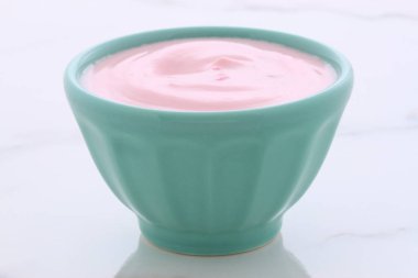 lezzetli yavaş churned Yunan çilekli yoğurt, meyve ve protein ile lots. mükemmel kilo kaybı programı için.