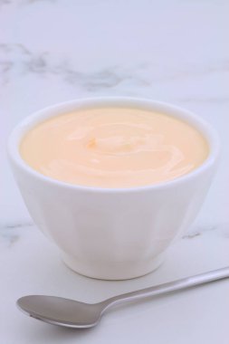 Lezzetli, besleyici ve sağlıklı taze şeftali yoğurt vintage carrara mermer ayarı hakkında.