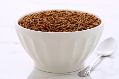 taze ve leziz buğday kepeği tahıl, vintage carrara mermer üzerinde.