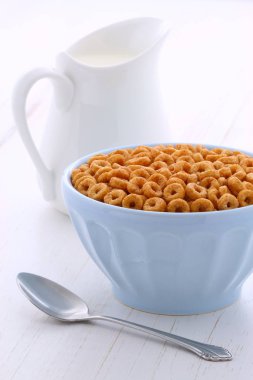 Lezzetli ve besleyici hafifçe tost bal fındık Mısır gevreği vintage stil üzerinde döngüler