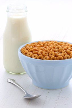 Lezzetli ve besleyici hafifçe tost bal fındık Mısır gevreği vintage stil üzerinde döngüler