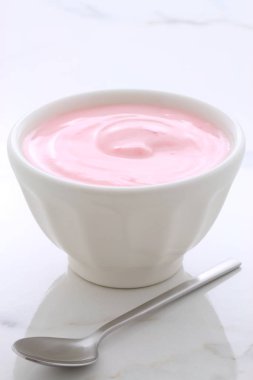 Lezzetli Fransız muhallebi tarzı yoğurt içinde işlemi sırasında karışık meyve ile. Vintage İtalyan carrara mermer retro stil.