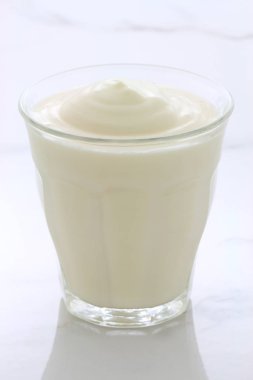 Lezzetli, besleyici ve sağlıklı taze yoğurt Kupası. Vintage İtalyan carrara mermer retro stil.