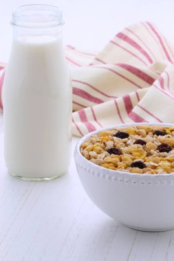 Lezzetli ve besleyici müsli veya granola tahıl, vintage iştah açıcı Fransız retro stil üzerinde.
