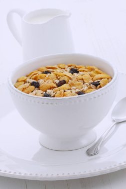 Lezzetli ve besleyici kahvaltı müsli veya granola tahıl vintage stil üzerinde hafif kızarmış.