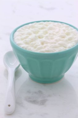 Lezzetli, besleyici ve sağlıklı taze peynir vintage carrara mermer ayarı hakkında.