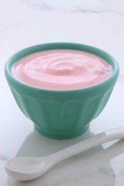 Lezzetli Fransız muhallebi tarzı yoğurt içinde işlemi sırasında karışık meyve ile. Vintage İtalyan carrara mermer retro stil.