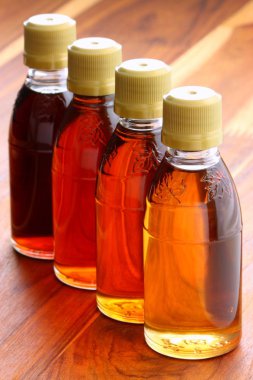 vermont ve Kanada Dünya ünlü gözleme, gözleme ve ayrıca pişmiş mal bir sürü gibi herhangi bir gıda üzerinde büyük yapılan lezzetli akçaağaç şurubu.   