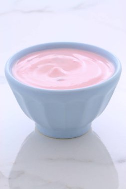 Lezzetli Fransız muhallebi tarzı yoğurt içinde işlemi sırasında karışık meyve ile. Vintage İtalyan carrara mermer retro stil.