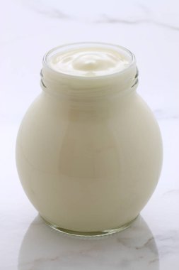 lezzetli, besleyici ve sağlıklı taze yoğurt pot. Vintage İtalyan carrara mermer retro stil üzerinde.