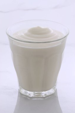lezzetli, besleyici ve sağlıklı taze yoğurt pot. Vintage İtalyan carrara mermer retro stil üzerinde.