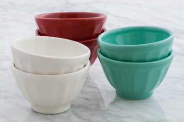 muhteşem café au lait carrara mermer tezgah üstüne kaseler