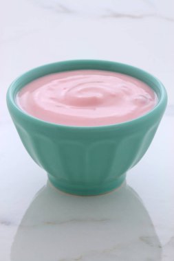 Lezzetli Fransız muhallebi tarzı yoğurt içinde işlemi sırasında karışık meyve ile. Vintage İtalyan carrara mermer retro stil.