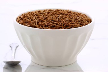 taze ve leziz buğday kepeği tahıl, vintage carrara mermer üzerinde.