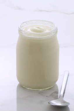 lezzetli, besleyici ve sağlıklı taze yoğurt pot. Vintage İtalyan carrara mermer retro stil üzerinde.