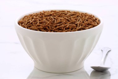 taze ve leziz buğday kepeği tahıl, vintage carrara mermer üzerinde.