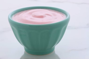 lezzetli yavaş churned Yunan çilekli yoğurt, meyve ve protein ile lots. mükemmel kilo kaybı programı için.