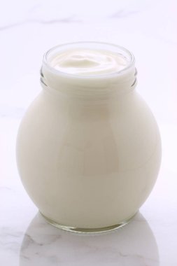 lezzetli, besleyici ve sağlıklı taze yoğurt pot. Vintage İtalyan carrara mermer retro stil üzerinde.