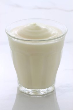 Lezzetli, besleyici ve sağlıklı taze yoğurt Kupası. Vintage İtalyan carrara mermer retro stil.