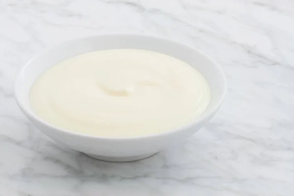 Cantik Styled Greek Yogurt Meja Marmer Carrara — Stok Foto