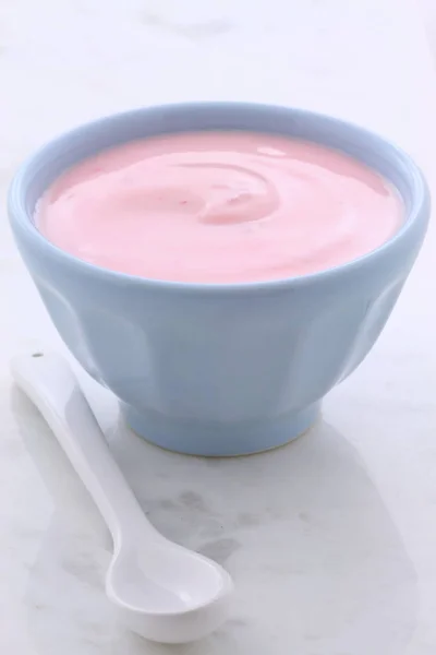 Delizioso Nutriente Sano Yogurt Fragole Fresche Marmo Carrara — Foto Stock