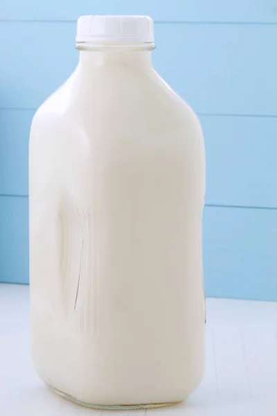 主な栄養源の一つおいしい新鮮な牛乳 — ストック写真