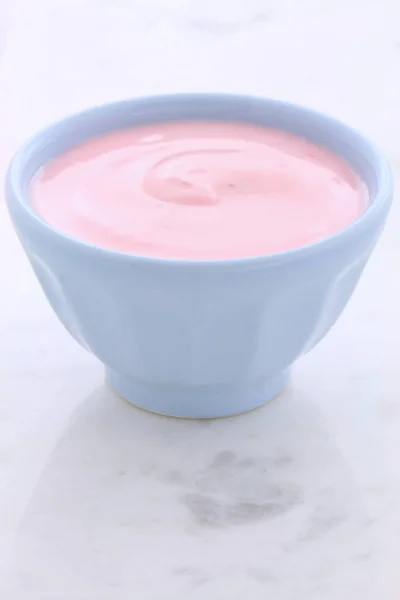 Pyszne Pożywne Zdrowe Świeże Jogurt Truskawkowy Marmur Carrara — Zdjęcie stockowe