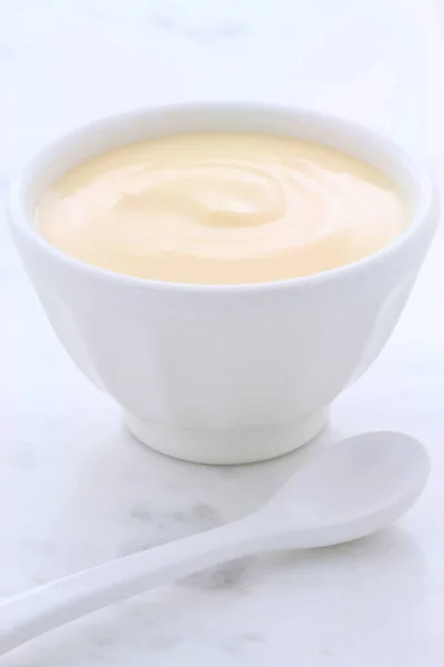 Pyszne Pożywne Zdrowe Świeże Brzoskwiniowy Jogurt Vintage Marmur Carrara — Zdjęcie stockowe