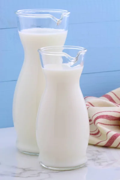 Delizioso Latte Fresco Una Delle Fonti Primarie Nutrimento Sul Marmo — Foto Stock