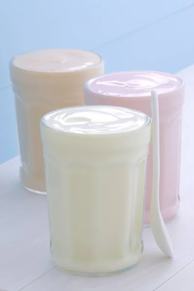 Lezzetli Besleyici Sağlıklı Taze Yoğurt Vintage Carrara Mermer Üzerinde — Stok fotoğraf