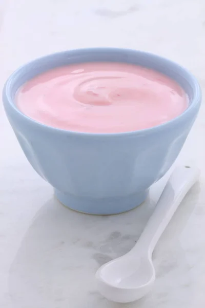 Yogur Fresa Fresco Delicioso Nutritivo Saludable Sobre Mármol Carrara —  Fotos de Stock