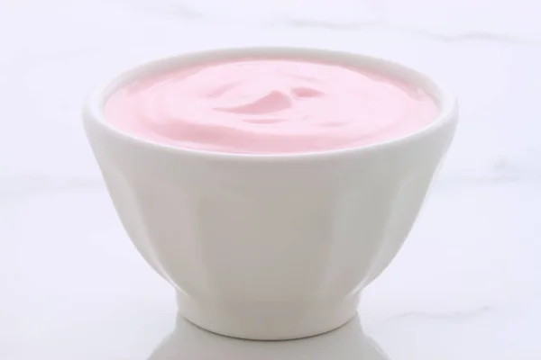 Artisan Långsam Spottas Grekiska Strawberry Yoghurt Med Massor Frukt Och — Stockfoto