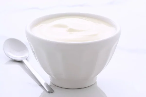 Leckerer Nahrhafter Und Gesunder Frischer Joghurt Auf Italienischem Carrara Marmor — Stockfoto