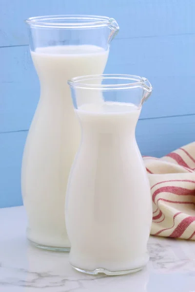 Köstliche Frische Milch Eine Der Hauptnahrungsquellen Auf Italienischem Carrara Marmor — Stockfoto