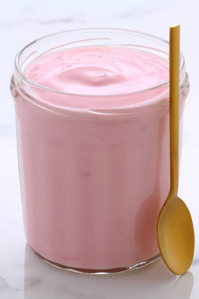 Läckra Franska Vaniljsås Stil Yoghurt Med All Frukt Blandad Släpper — Stockfoto