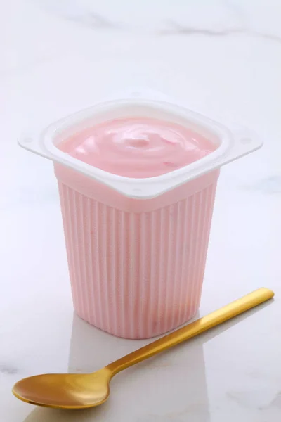 Läckra Franska Vaniljsås Stil Yoghurt Med All Frukt Blandad Släpper — Stockfoto