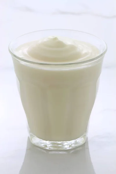 Chutné Výživné Zdravé Čerstvý Jogurt Pohár Ročník Italské Carrara Mramor — Stock fotografie
