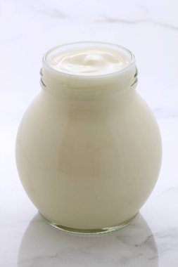 lezzetli, besleyici ve sağlıklı taze yoğurt pot. Vintage İtalyan carrara mermer retro stil üzerinde.
