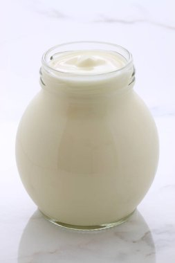 lezzetli, besleyici ve sağlıklı taze yoğurt pot. Vintage İtalyan carrara mermer retro stil üzerinde.
