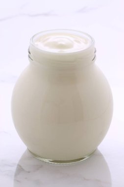 lezzetli, besleyici ve sağlıklı taze yoğurt pot. Vintage İtalyan carrara mermer retro stil üzerinde.