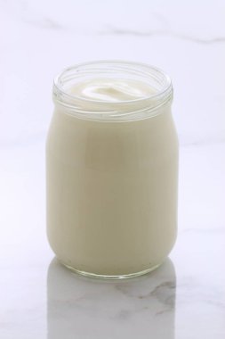 lezzetli, besleyici ve sağlıklı taze yoğurt pot. Vintage İtalyan carrara mermer retro stil üzerinde.