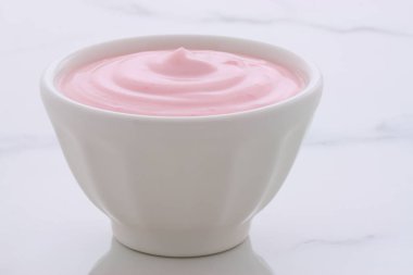 lezzetli yavaş churned Yunan çilekli yoğurt, meyve ve protein ile lots. mükemmel kilo kaybı programı için.