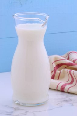 Lezzetli taze süt, bir vintage İtalyan carrara mermer, çiftlik stil mutfak beslenme birincil kaynaklar.